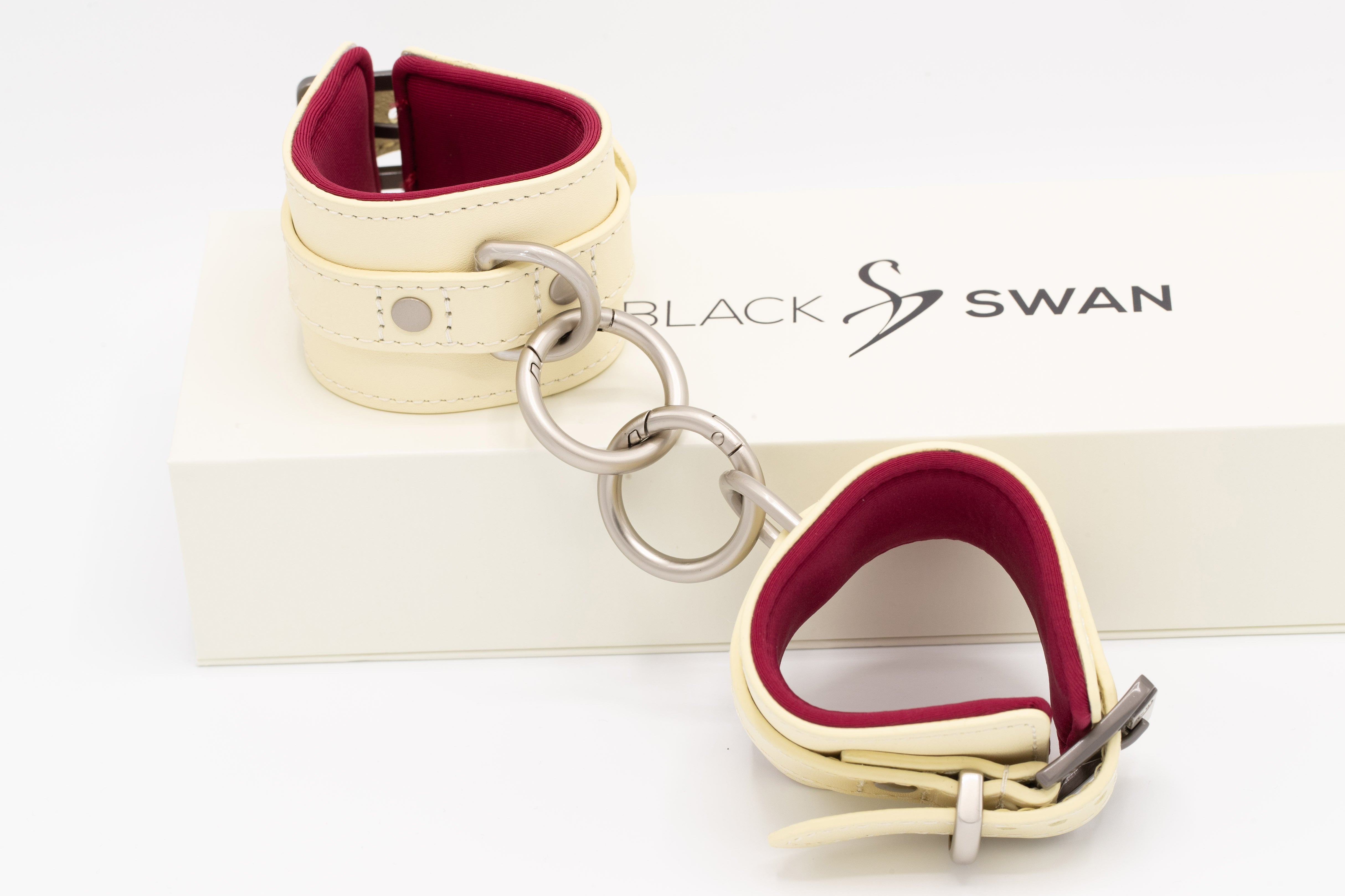 Black Swan Handfesseln Red Berry