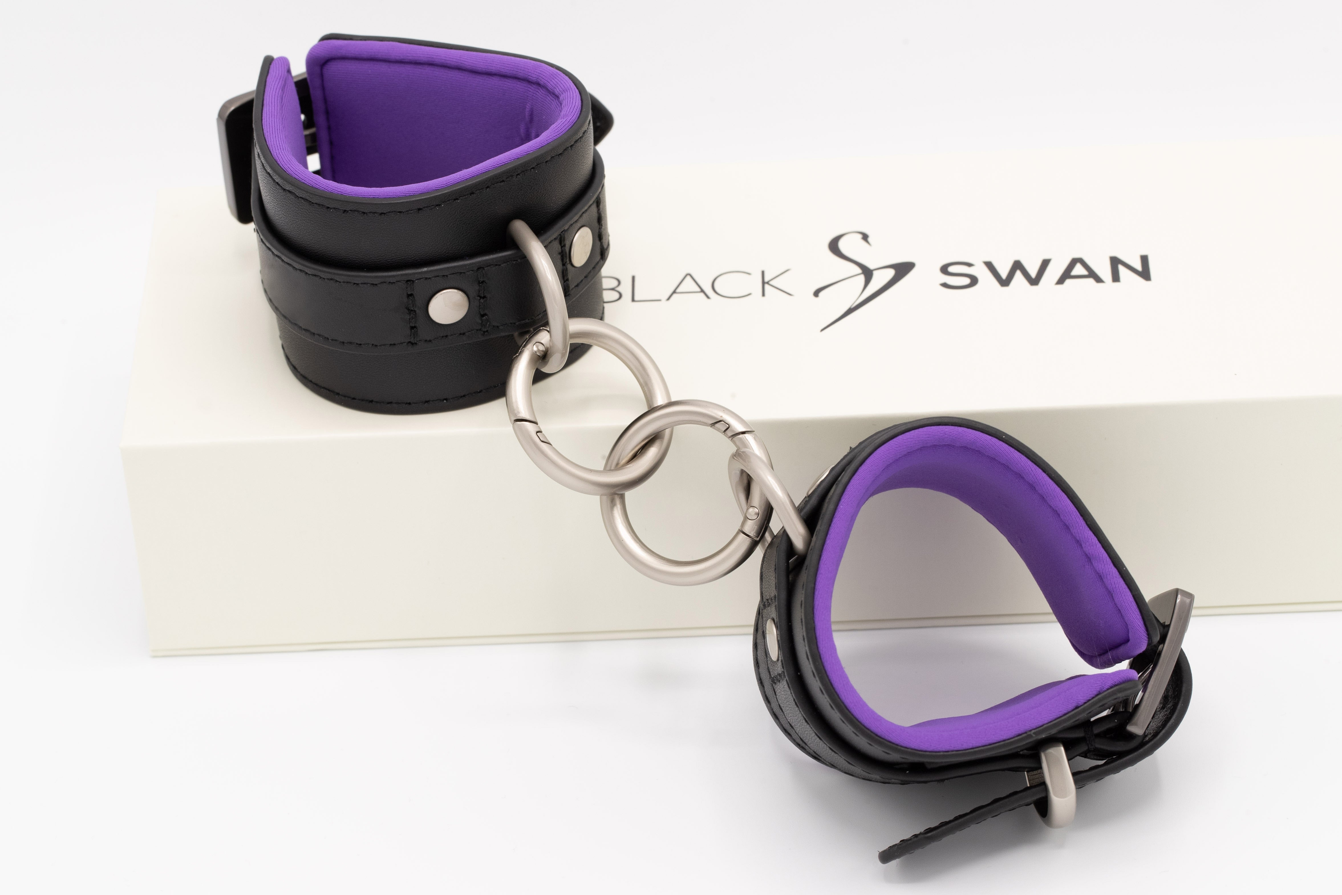 Black Swan Handfesseln Black Purple