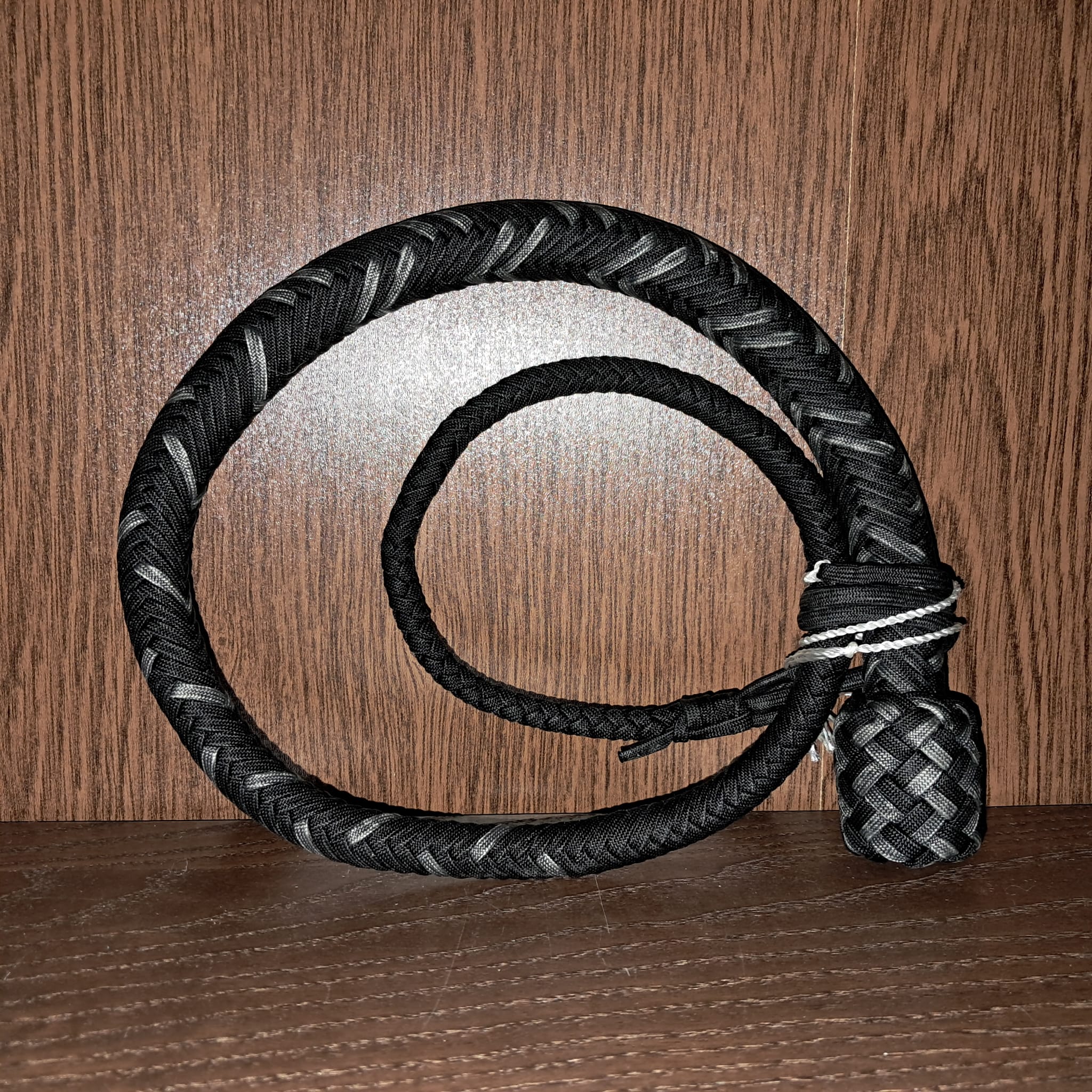 Snake aus Paracord in Grau und Schwarz