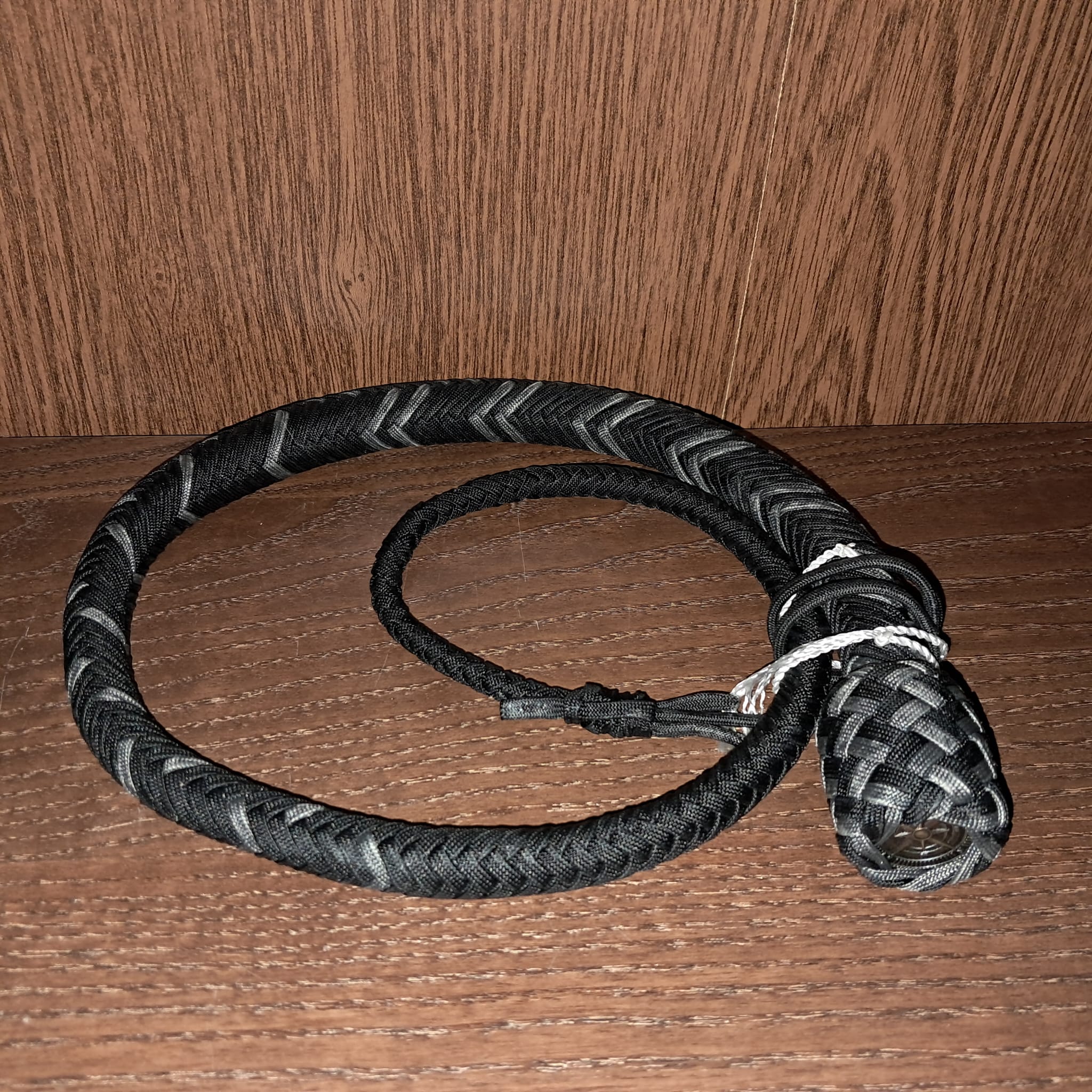 Snake aus Paracord in Grau und Schwarz