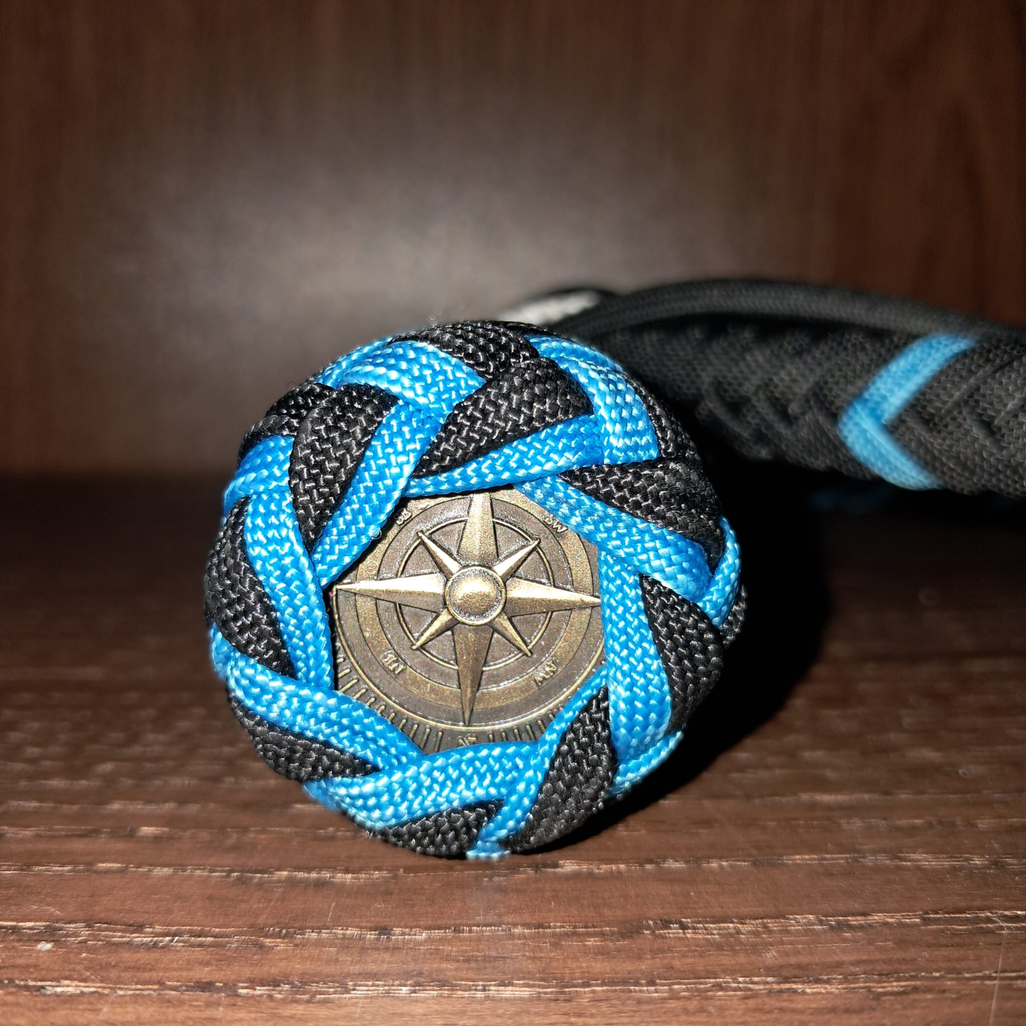 Snake aus Paracord in Hellblau und Schwarz