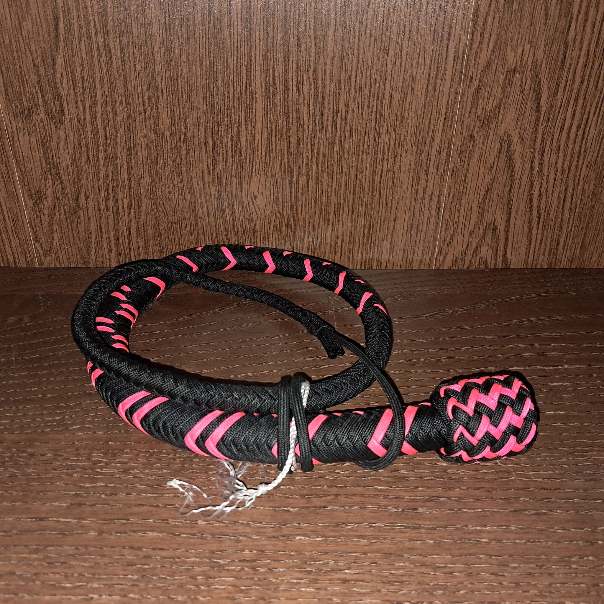 Snake aus Paracord in Neon Pink und Schwarz