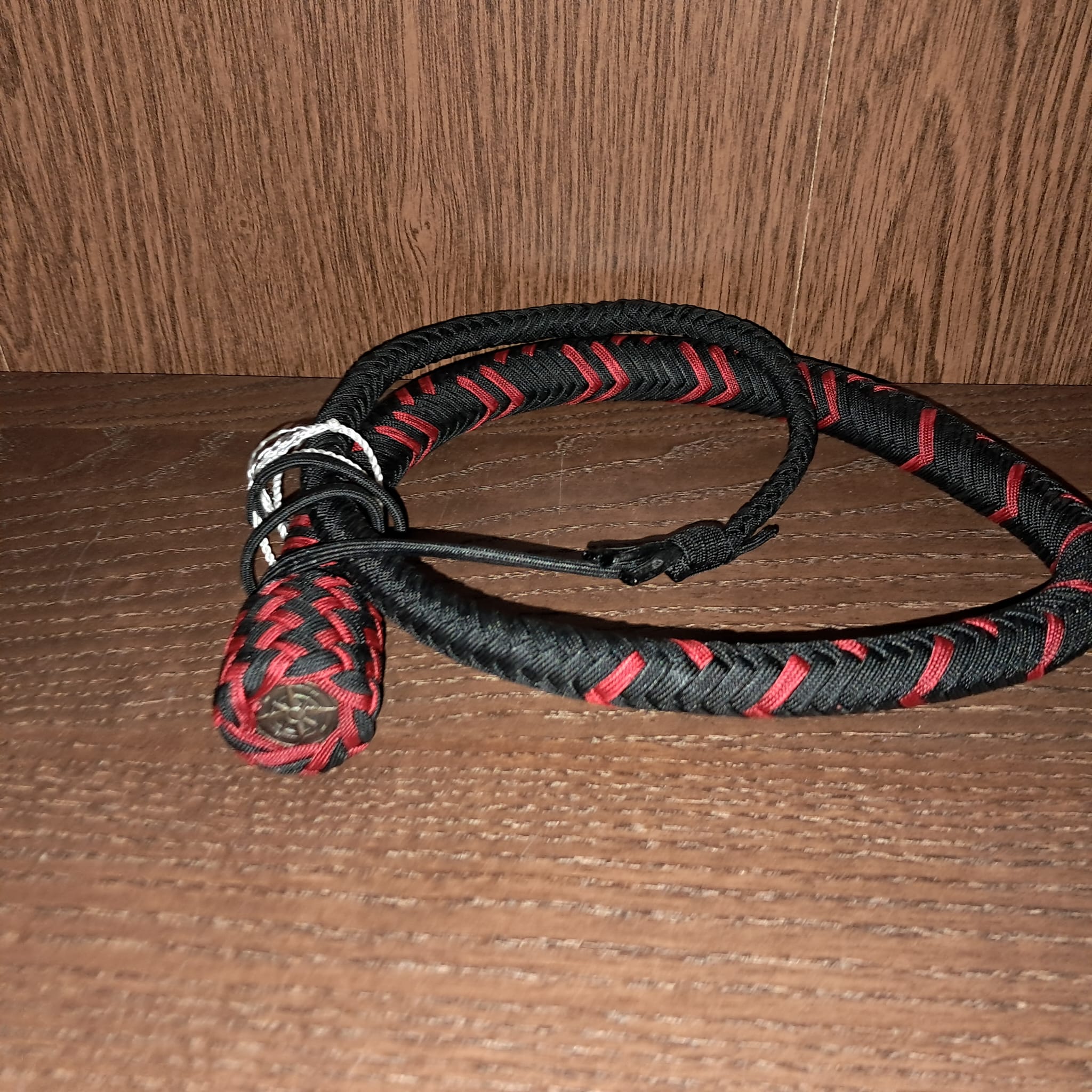 Snake aus Paracord in Rot und Schwarz