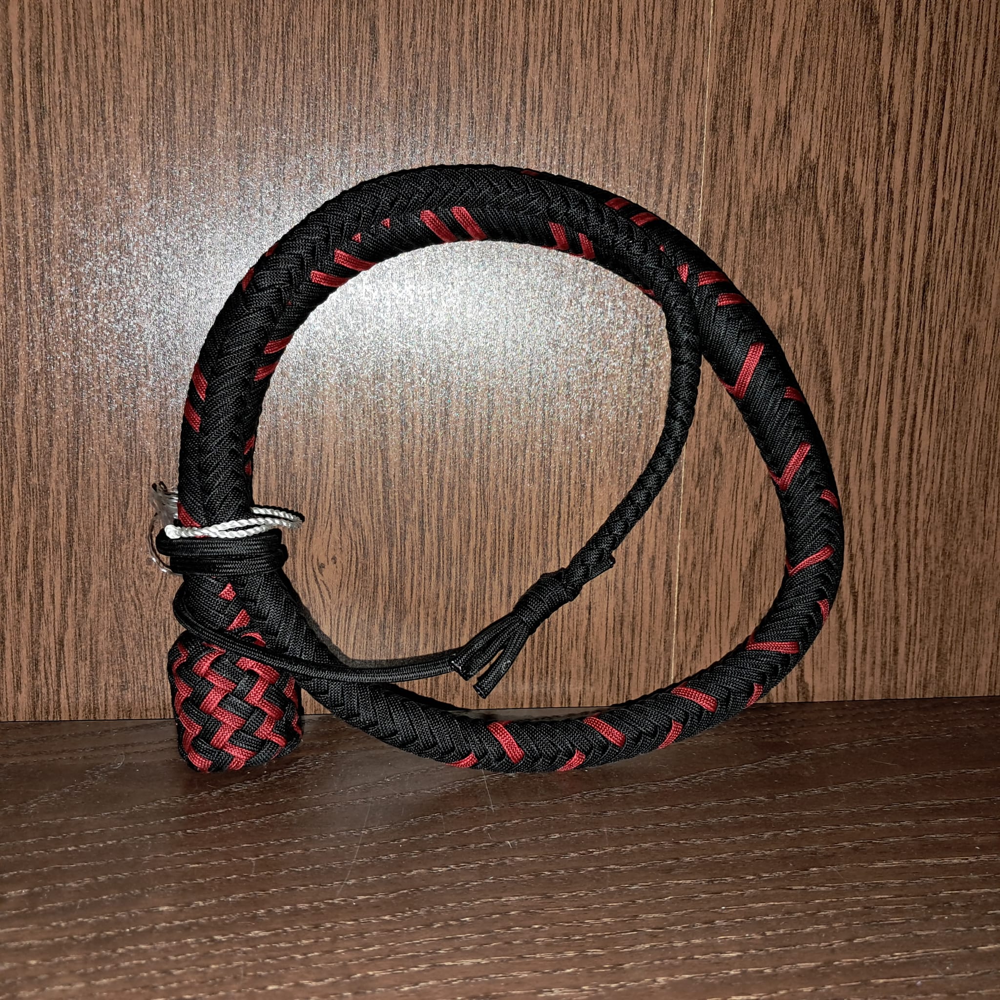 Snake aus Paracord in Rot und Schwarz